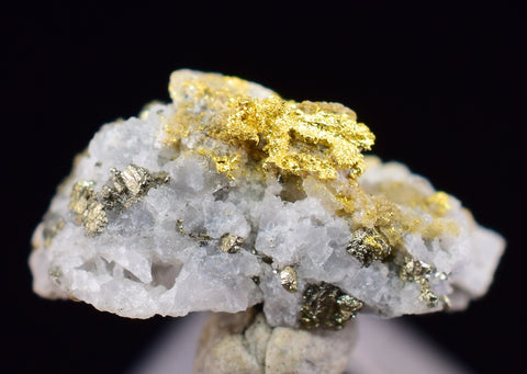 0.8cms UNIQUE NATIVE GOLD INCAS PYRITE CUBES PERU QUARTZ CRYSTALS LB197
