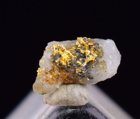 0.5cms NATIVE GOLD OF THE INCAS PERU THUMBNAIL CRYSTAL LB202