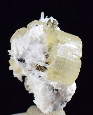 2cms APATITE CALCITE QUARTZ Pyrite Dickite Scheelite ? Peru Huanzala A532