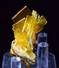 Load image into Gallery viewer, 4.3cms GOLDEN BARITE CRYSTALS PERU TRANSLUCENT MINERAL SPECIMEN X78
